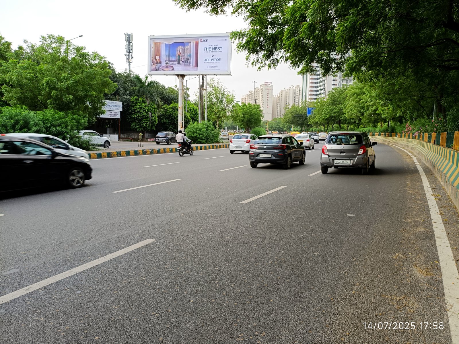 Sector 100 / 47 Red Light