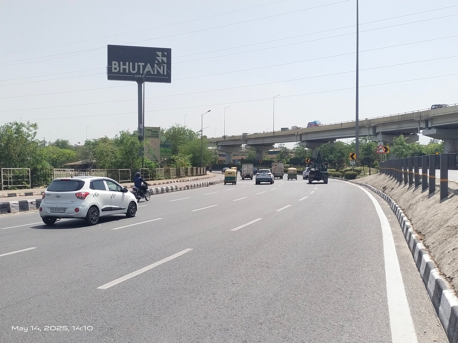 NH 24  Mellenum Park  3 Red Light Aftr Yamuna Bridge