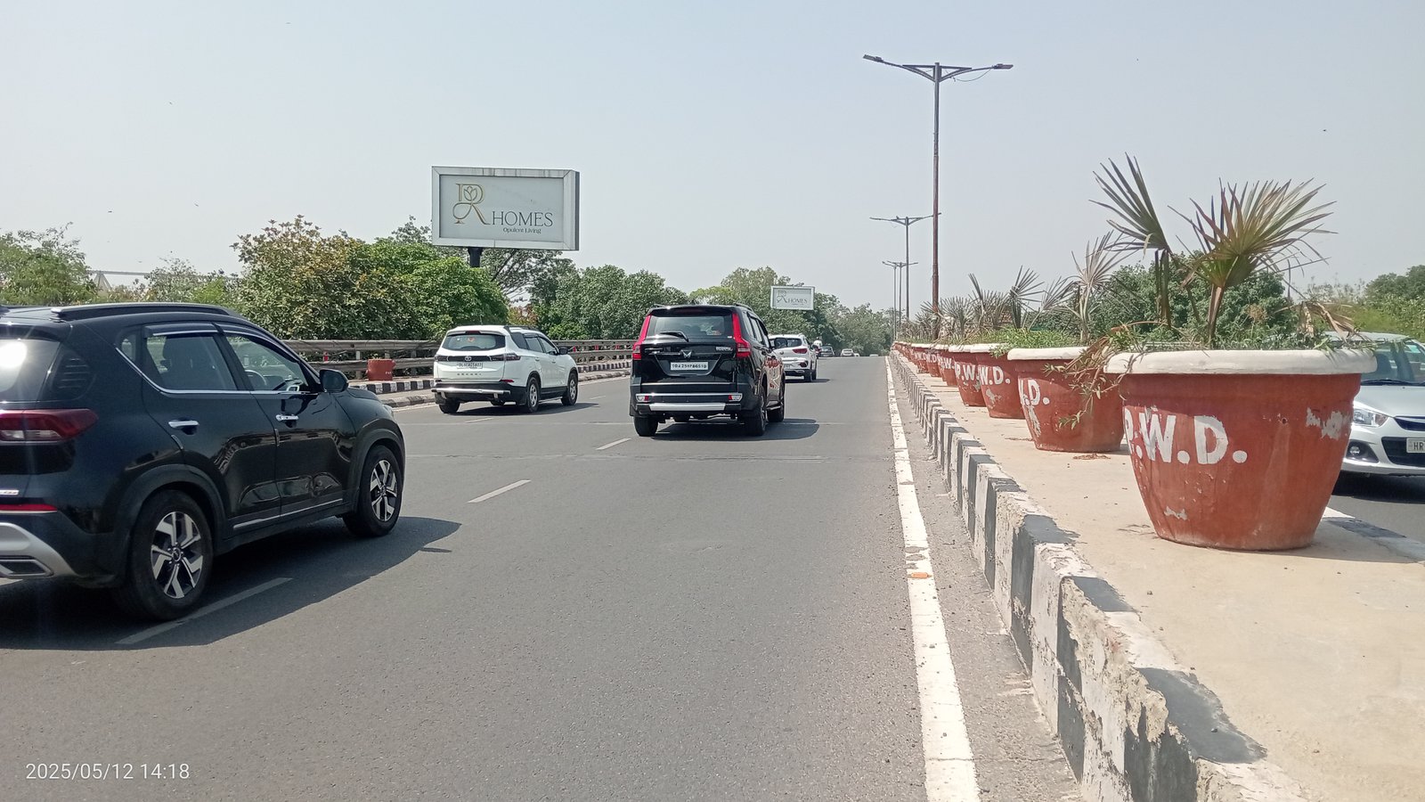 Defence colony Flyover twds Oberois (1)